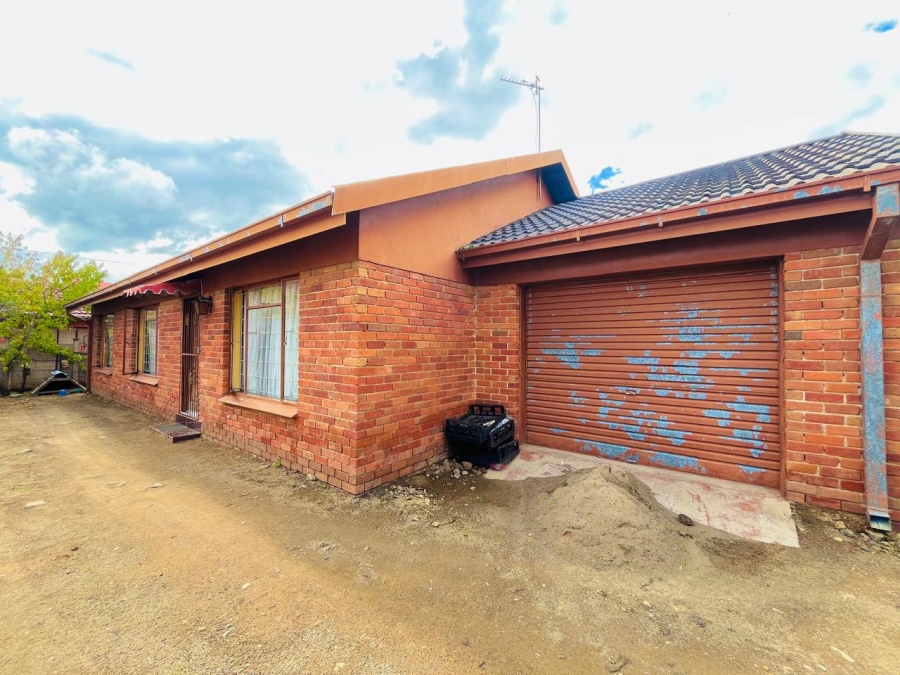 3 Bedroom Property for Sale in Molifi Tau Kloof Free State